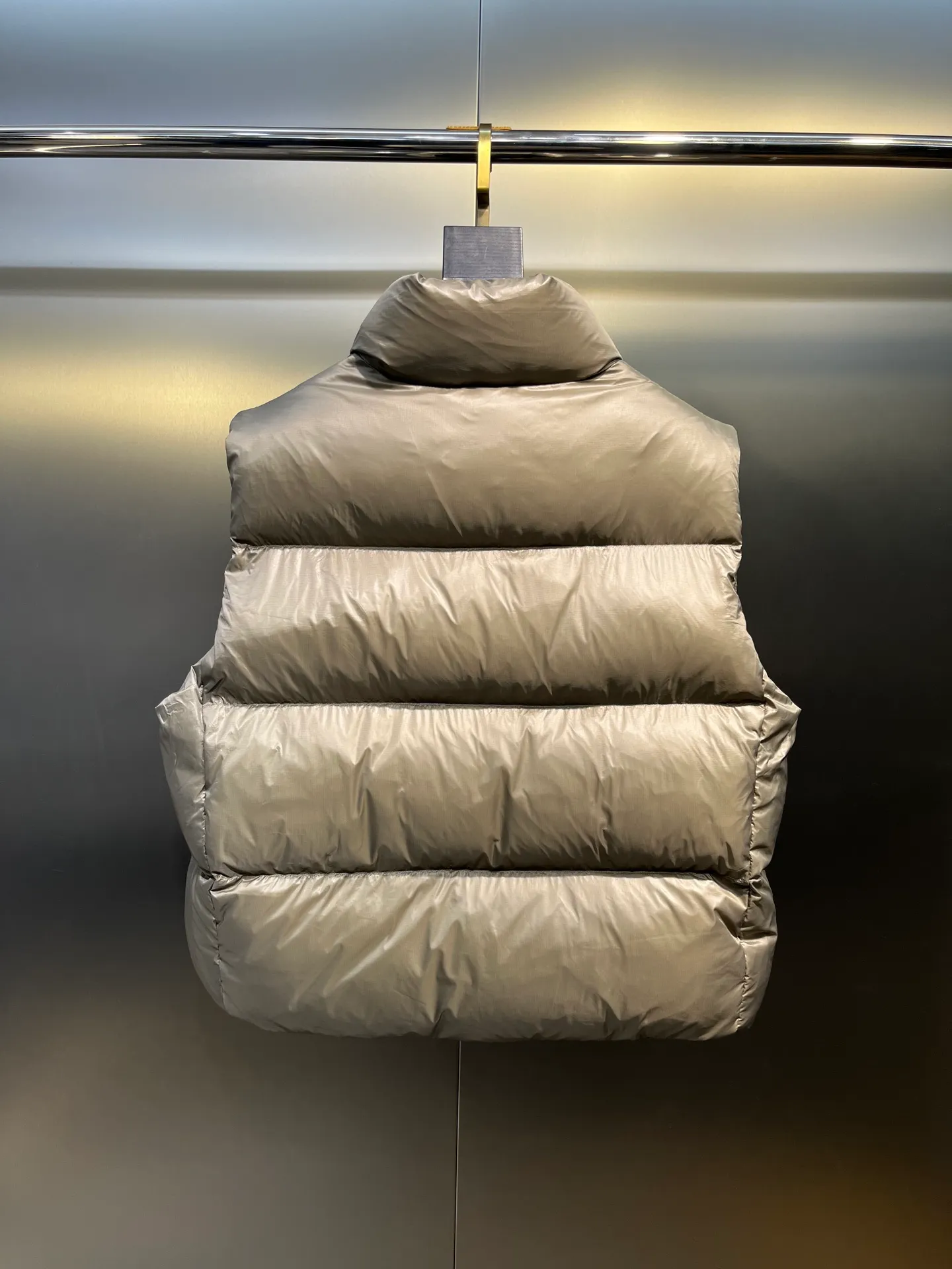 P540 🇨🇦Canada Goose""🇨🇦🌟 Canada Goose Puff Down Vest has always been recognized as the warmest down jacket. Various Instagram celebrities, Internet celebrities, and celebrities often wear it for street photos. I make Canada Goose every year, but I still can't get rid of my love for it. No matter how cold the days are, there is no need to be afraid, because there is! Filled with 90% white duck down, it is the legendary warmest down jacket and is known as a must-have for Arctic outdoor sports! The most popular down jacket in the world, celebrities are rushing to buy it, it is a must-have!  size：xs-xl